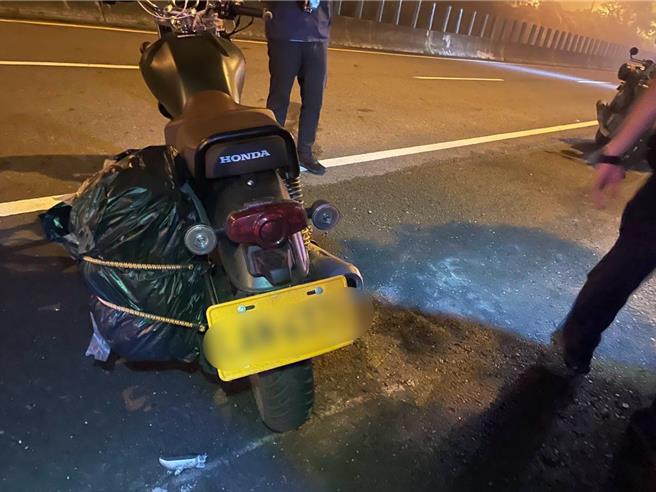 沈男騎乘的黃牌重機毀損。（民眾提供／寶智華台南傳真）