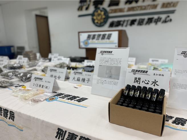 警方查扣新興液態毒品「開心水」與俗稱六角楓葉的「2C-B膠囊」等各式毒品。（洪靖宜攝）