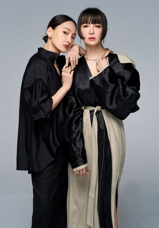 林映唯(左）与李杏最近挑战舞台剧《婚内失恋》有精采演出，双姝携手拍摄DAMIANI时尚专题，留下美好回忆。（JOJ PHOTO摄，图片企画／中时时尚，服装提供／Ferragamo）