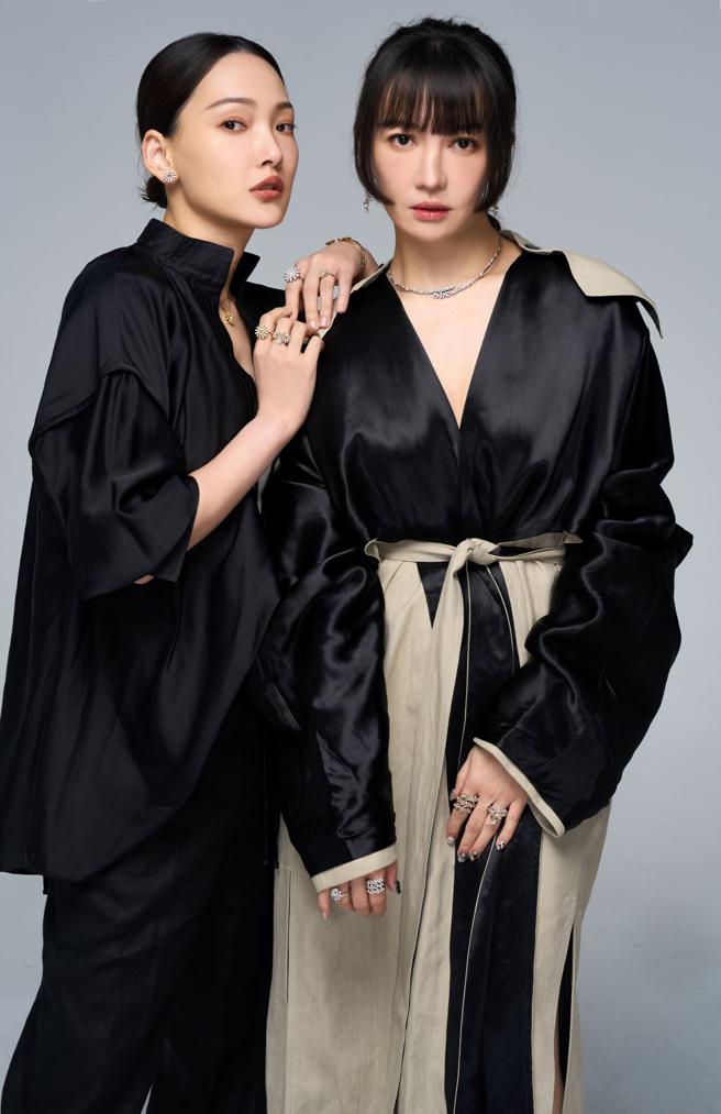 林映唯(左）与李杏最近挑战舞台剧《婚内失恋》有精采演出，双姝携手拍摄DAMIANI时尚专题，留下美好回忆。（JOJ PHOTO摄，图片企画／中时时尚，服装提供／Ferragamo）