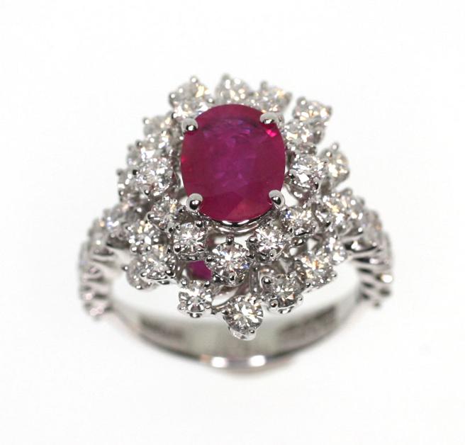 DAMIANI Absolute Mimosa绝对含羞草系列红宝石钻石戒指，钻石总重2.02克拉，红宝石总重2.23克拉。（DAMIANI提供)