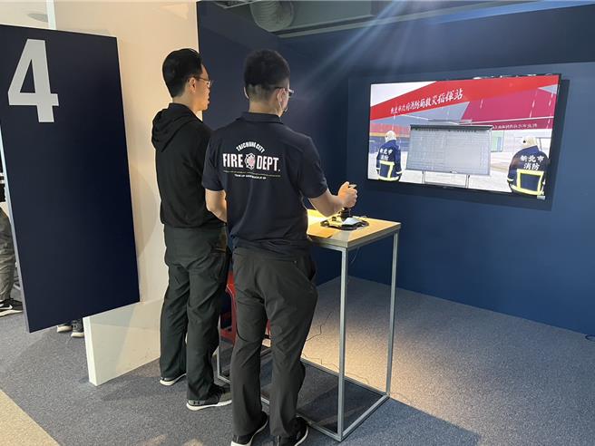 VR情境演練操作。（新北市消防局提供）