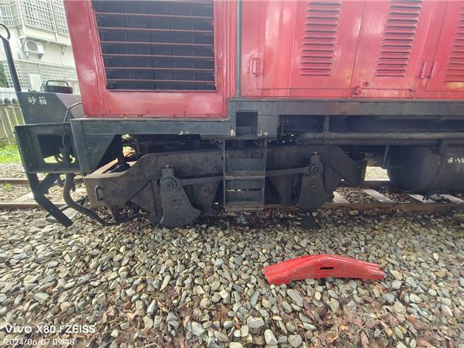 阿里山林鐵調車機關車今天上午在北門車站上分道出軌，正在調查原因。（阿里山林鐵處提供／廖素慧嘉市傳真）