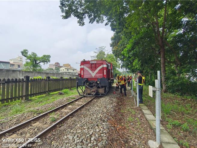 阿里山林鐵調車機關車今天上午在北門車站上分道出軌，林鐵處人員巡查現場狀況。（阿里山林鐵處提供／廖素慧嘉市傳真）