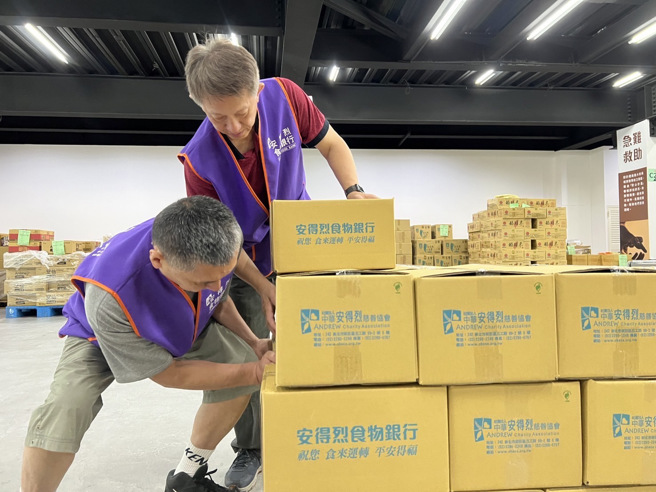 安得烈慈善协会号召志工包装了500箱「安心食物箱」，提前部署至山区部落和离岛，因应灾害发生时灾区面临物资短缺的困境。(安德烈慈善协会提供)