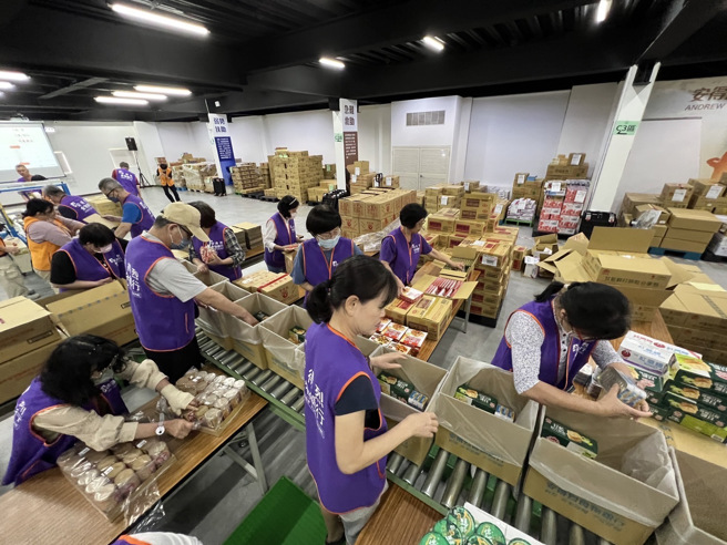 安得烈慈善协会号召志工包装了500箱「安心食物箱」，提前部署至山区部落和离岛，因应灾害发生时灾区面临物资短缺的困境。(安德烈慈善协会提供)