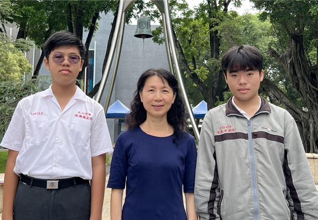 云林县私立正心中学有学生林郁杰（右）、杨镇戎（左）获得5A＋＋的全国榜首成绩，中间是校长林佳慧。（正心中学提供）