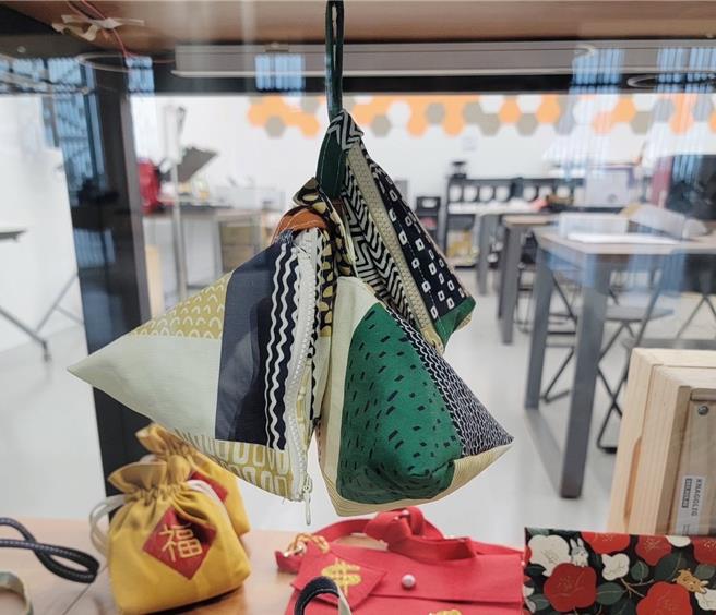 一年一度端午節到來，高市府青年局輔導青創店家「Billnogates 比爾公主沒蓋子」為了應景推出1款原創粽型香包。（高市府青年局提供／洪浩軒高雄傳真）