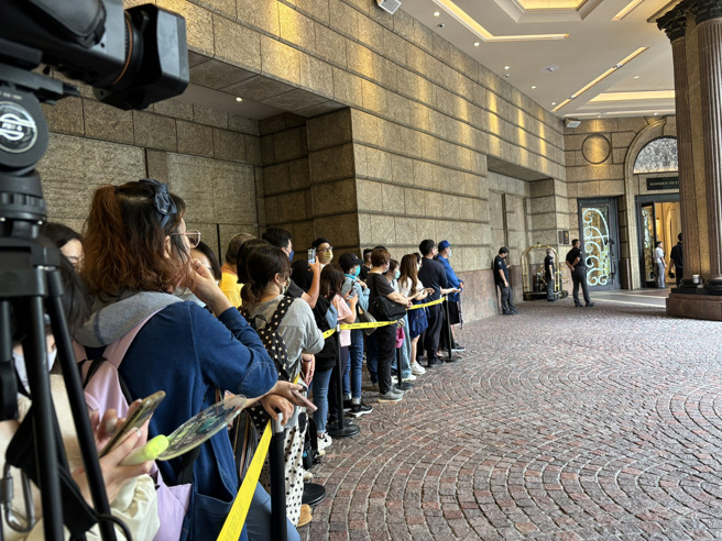 飯店門口上百名等候的歌迷期待落空。（黃雯犀攝）