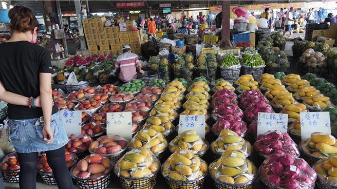 台南农产运销公司玉井场的各类芒果吸引许多民眾採购。（宝智华摄）