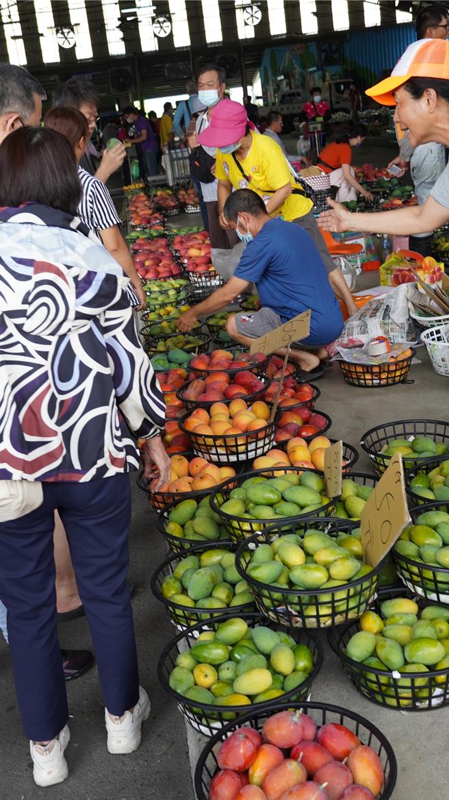 台南农产运销公司玉井场的芒果买气旺盛。（宝智华摄）