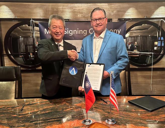 汉翔董事长胡开宏（左），7日与美国AEVEX  Aerospace公司执行长Brian Raduenz，共同签署合作备忘录，进军无人机市场。图／汉翔提供