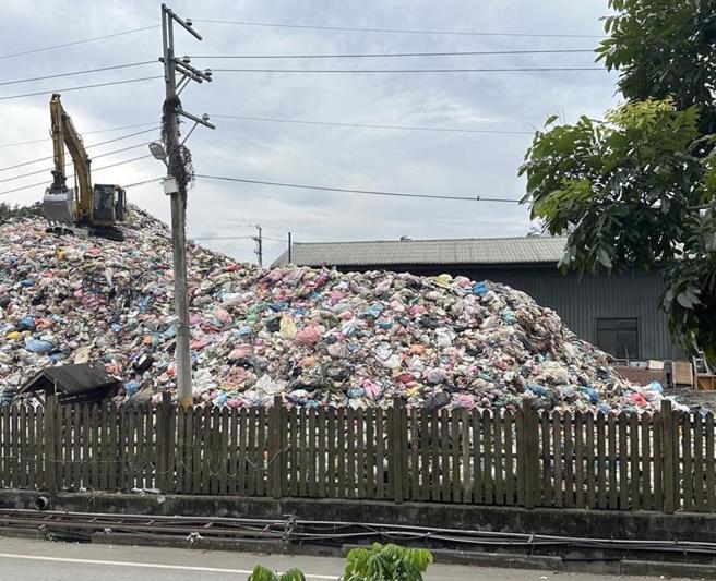 近年由於台商回流等因素，導致事業廢棄物大增，加上焚化爐整改，進而排擠到家戶垃圾處理量能，至今已有84萬噸廢棄物採掩埋或暫置在轉運站等地。（報系資料照）