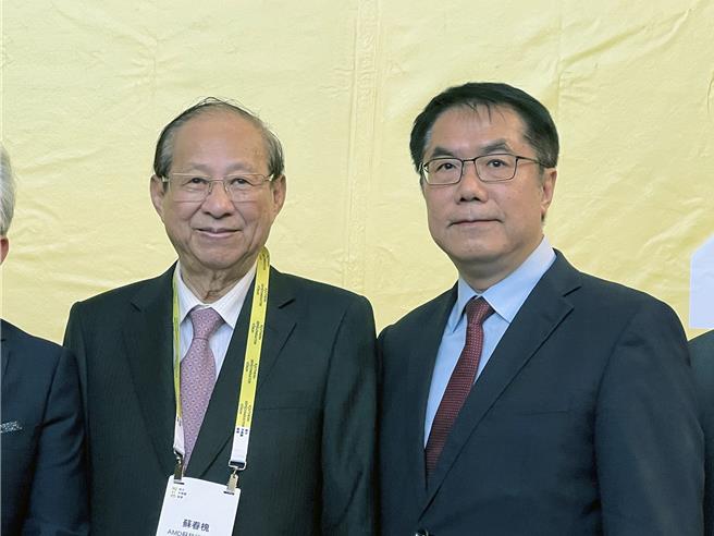 2024南方半導體論壇7日在台南登場，請來超微（AMD）執行長「台南女兒」蘇姿丰與宏碁執行長陳俊聖對談。台南市長黃偉哲陪同蘇姿丰的父親蘇春槐接受訪時，外界關切超微在台投資研發中心一事，蘇父說希望在台南，會投台南1票。（洪榮志攝）