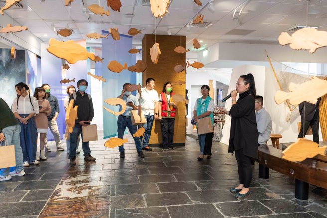 原住民歌手郭芝吟（吱吱）以自创歌曲《阿公的鱼Foting》为展览开启序幕。(北市原民会提供)