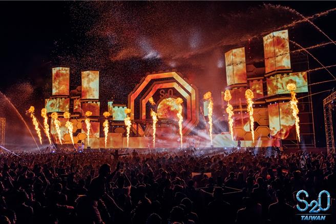 S2O Taiwan招牌特色「S2O主舞台」拥有全台独家的360度水舞系统non-stop喷水，每一个角落都让人湿透。（S2O Taiwan提供）