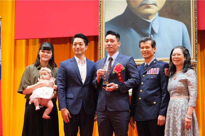 蒋万安主持32届金吾奖颁奖。（警方提供）