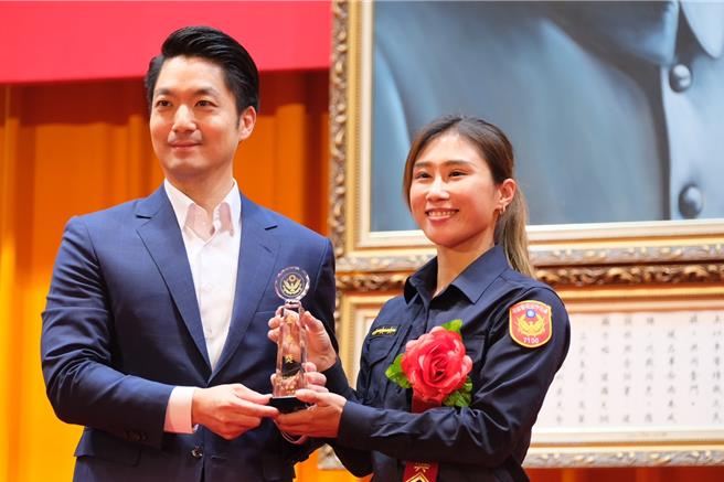 蒋万安主持32届金吾奖颁奖。（警方提供）