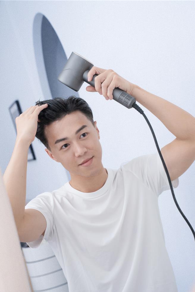 游书庭代言吹风机。（艾迪升提供）