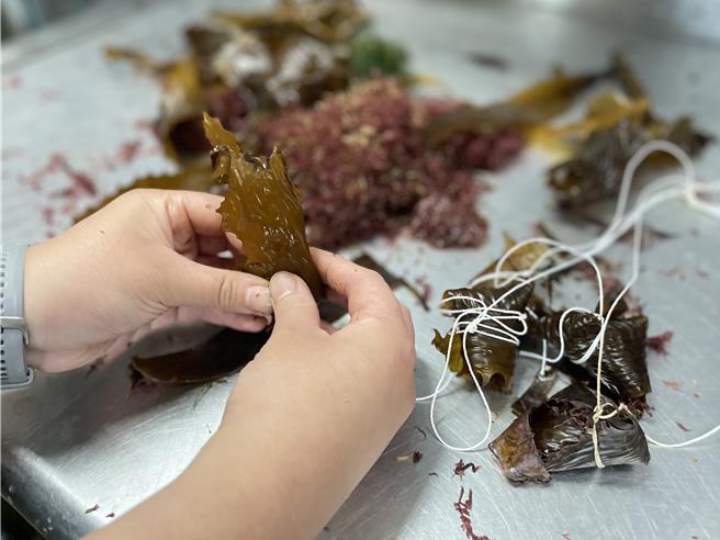 飼育員巧手包粽子。（海生館提供／羅琦文屏東傳真）