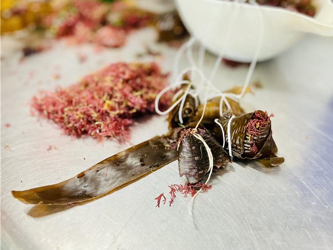 塞入藻類餡料的特製粽子，十分受到魚兒的喜愛。（海生館提供／羅琦文屏東傳真）