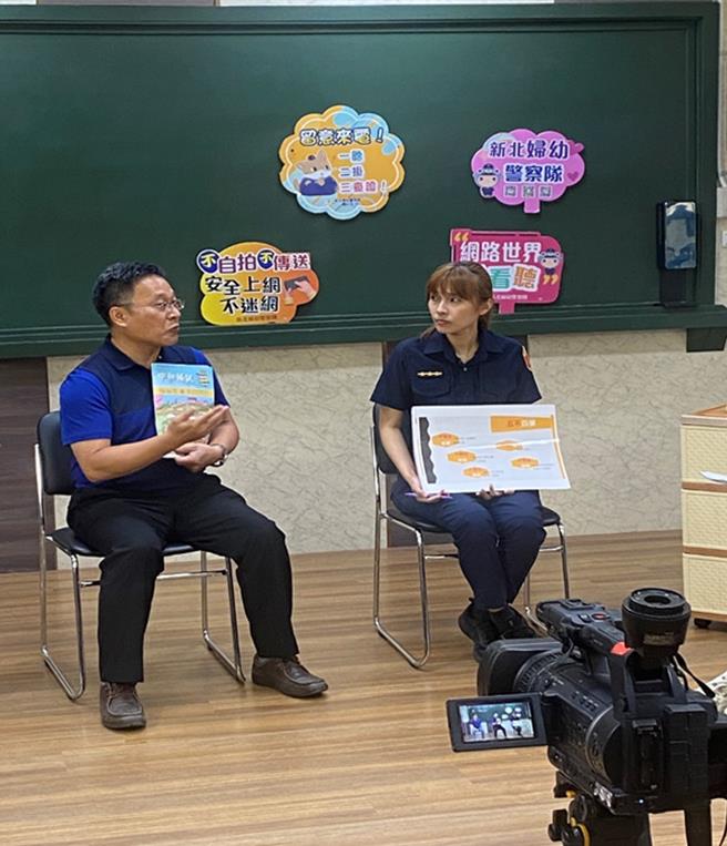 女警楊佳潔與學生面對面預防犯罪宣導。（新北市婦幼警察隊提供）