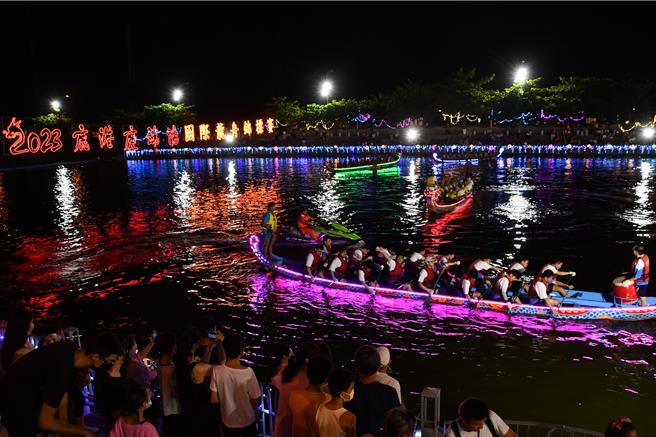 彰化縣鹿港慶端陽國際龍舟錦標賽夜間龍舟賽8日晚間登場。（彰化縣政府提供／孫英哲彰化傳真）