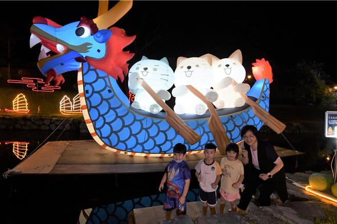 彰化縣鹿港慶端陽國際龍舟錦標賽夜間龍舟賽8日晚間登場。（彰化縣政府提供／孫英哲彰化傳真）