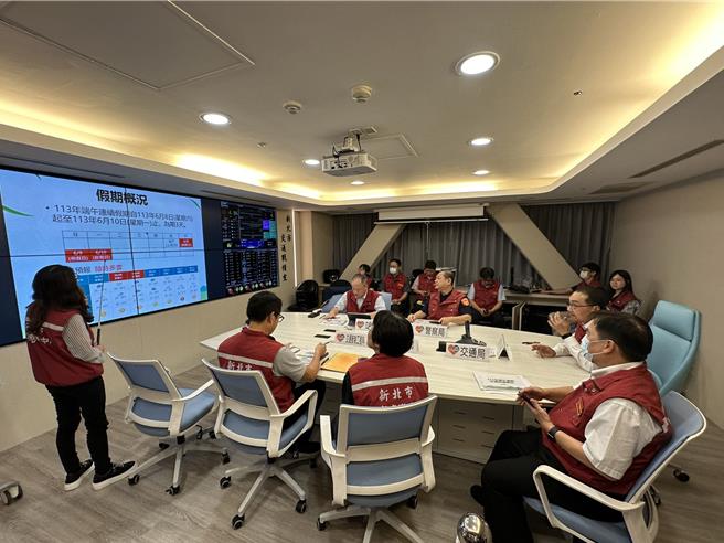 新北市長侯友宜今（7）日趕在端午連假下班前夕，至交通戰情室了解交通輸運及路況。（高鈞麟攝）