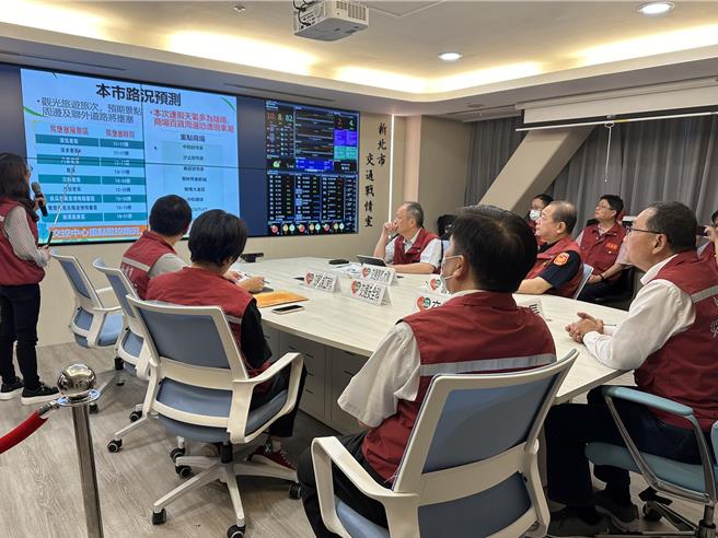 侯友宜叮囑交通局、警察局做好人力調度等部署準備，讓民眾能開心出遊，平安回家。（高鈞麟攝）