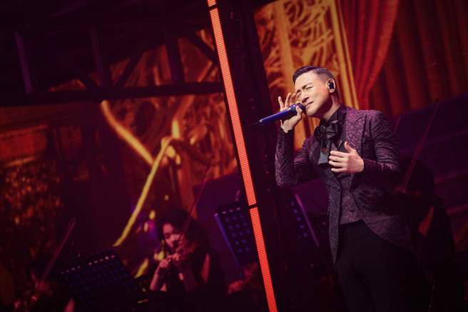 張學友在「60＋」巡迴演唱會台北場展現完美唱功。（圖／JDS提供）