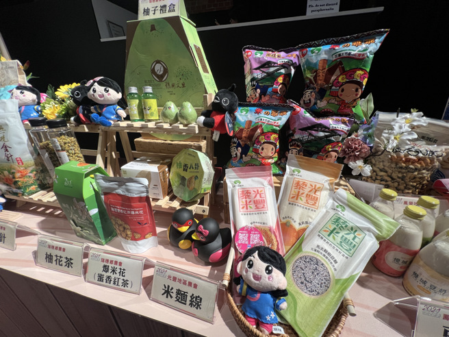 記者會現場設置客家八大品牌情境展攤及北、中、南、東4區客庄特色品牌(謝明智攝)