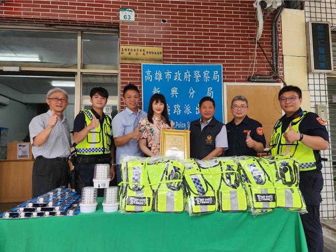 6月15日為警察節，為了感謝警察平時的辛勞，元和雅醫美集團在警察節前夕送上反光背心、夜間執勤用紅藍警示燈以及辣椒水等應勤裝備給新興分局前金分駐所和自強派出所。（元和雅醫美集團提供／楊舒婷高雄傳真）