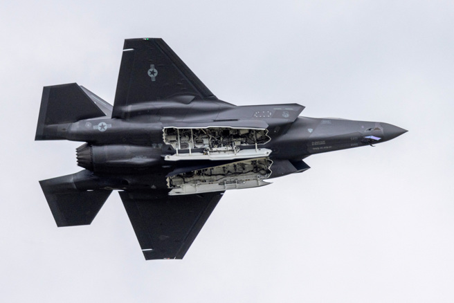 美国洛克希德马丁公司生产的第五代战斗机F-35，5日在德国柏林航空展亮相。（路透）