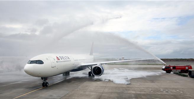 达美航空台北直飞西雅图航班7日开航，机场公司特地为首航班机举行洒水礼。（范扬光摄）