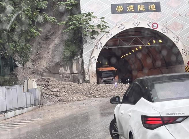 花莲县今（20）日下起大雨，苏花公路崇德段发生土石流，交通一度受阻，所幸已在晚间19时35分抢通，无人受困伤亡。（示意图／资料照／罗亦晽花莲传真）