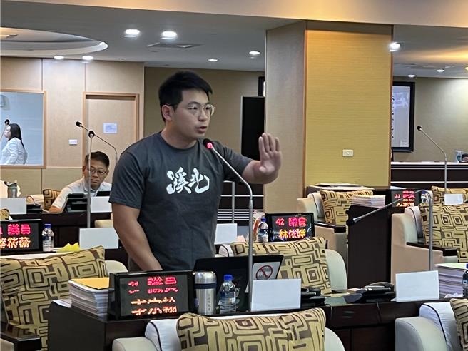 民进党台南市议员李宗翰7日总质询表示，如果没有台南的绿电，哪来的高科技厂商投资？但台南的光电却遭到严重污名化，应该还给台南一个公道。（洪荣志摄）