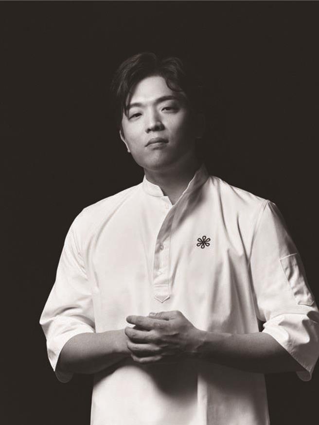 《2023首尔米其林餐饮指南》唯一三星得主、也是「圣佩黎洛亚洲50最佳餐厅」韩国排名第一的「MOSU Seoul」餐厅主厨安成宰(Sung-jae Ahn)，将于6月27日至29日一连3天，客座馆内的「Robin's」铁板烧。(台北晶华酒店提供)