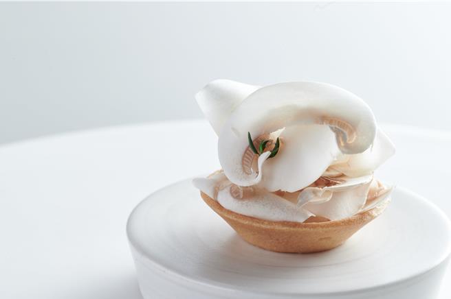 安成宰擅长以法式、中式结合怀石料理的技法呈现食材的美味，图为「MOSU」餐厅招牌餐点「Mushroom Tart」。(台北晶华酒店提供)