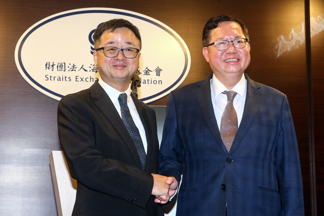 海基会新任董事长郑文灿（右）7日正式上任，副董事长兼秘书长则由罗文嘉（左）担任。由于郑文灿被外界称呼为「知中派」，外界关注其两岸谈话。对此，郑说，两岸关系是国家生存发展重中之重，透过交流可以让和平有更好基础，减少意外也降低风险，并让和平成为共同语言，这是最高目标。（邓博仁摄）