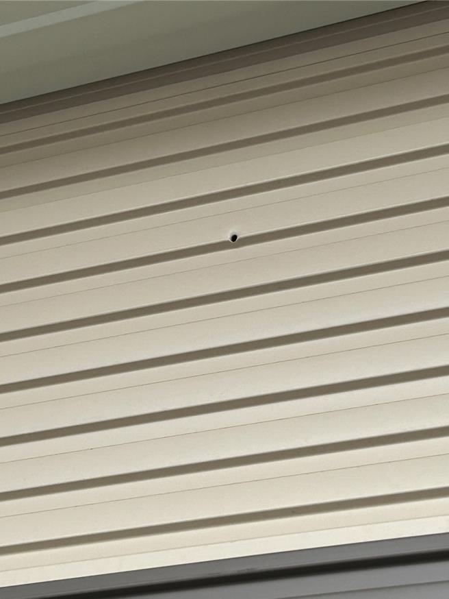 台南市安平区中华西路一家音乐会馆餐厅7日凌晨发生枪击案，大门口留下弹孔。（读者提供／程炳璋台南传真）