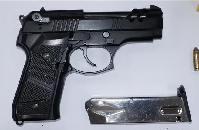 台南市安平区中华西路一家音乐会馆餐厅7日凌晨发生枪击案，警方查获1枪1弹。（读者提供／程炳璋台南传真）