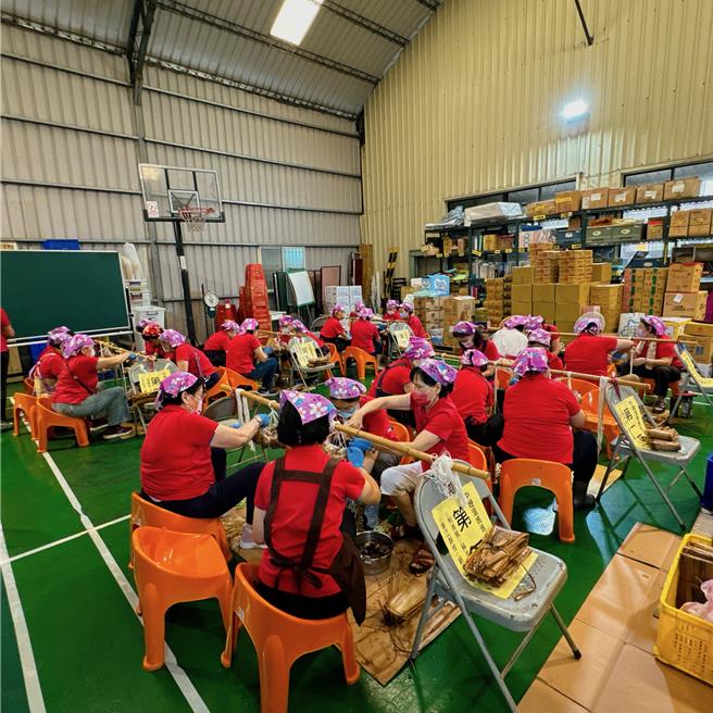 端午節來臨，桃園家扶中心中壢溫媽媽愛家服務隊全體動起來，60位平均年齡70歲的媽媽們7日包出1400顆粽子，讓更多弱勢兒少們，感受到中壢溫媽媽包含著祝福、和最溫暖的心意。（賴佑維攝）