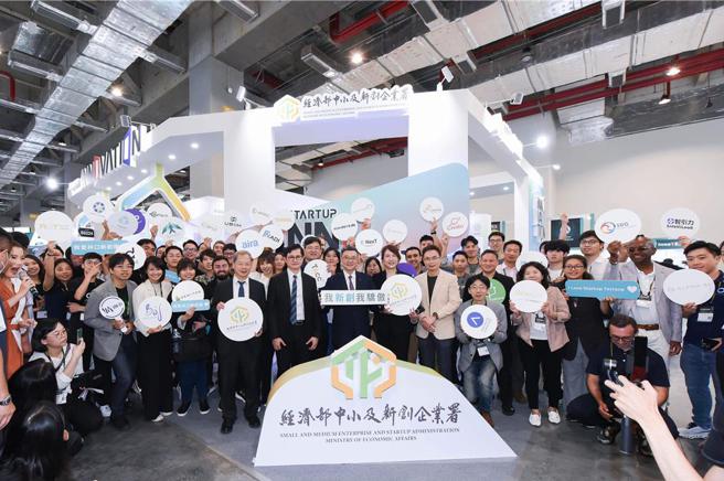 行政院院长卓荣泰蒞临中企署主题馆并与参展新创团队合影。图／经济部提供