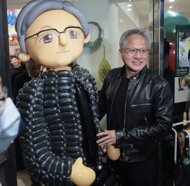 廣達集團創辦人林百里5日晚間作東邀請輝達執行長黃仁勳（中）餐敘，黃搬出廣達特別訂製的人形氣球，在媒體前亮相並簽名。（資料照片/郭吉銓攝）