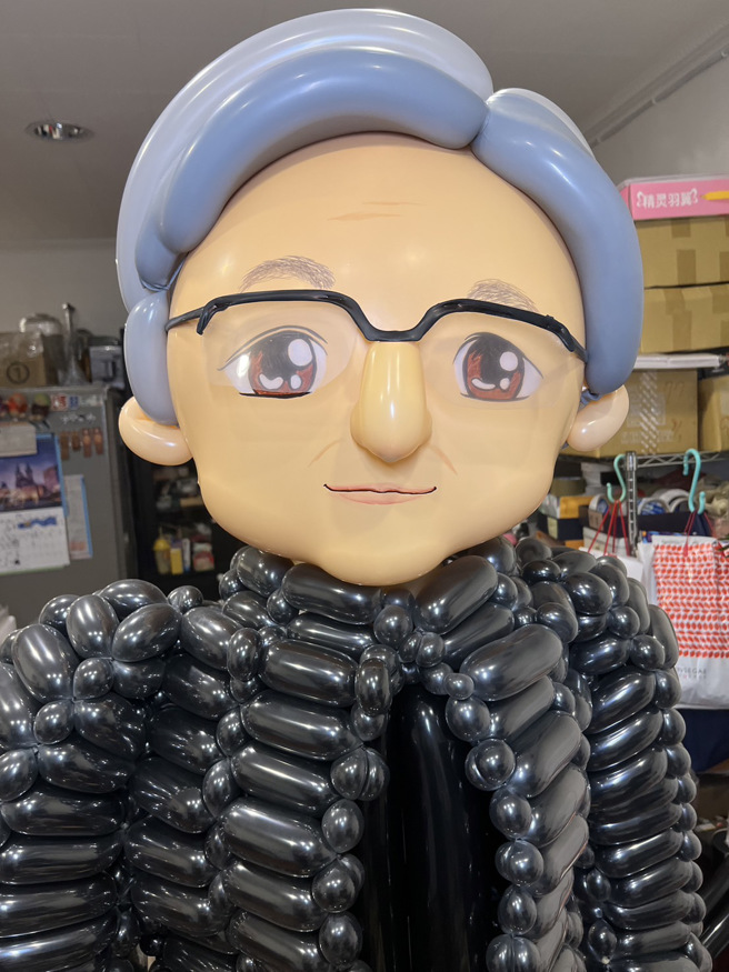 Alan透露他為了讓皮衣的黑色能夠有漸層效果研究許久，決定在黑氣球外再套一層透明氣球，拍攝有更好反光效果。(氣球設計師 Alan提供)