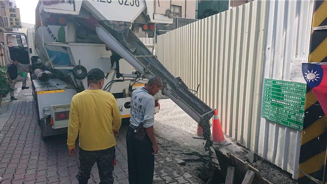 台南市北區北華街184巷建案工地東南側再發生路面塌陷，建商緊急灌漿，住戶擔心居住安全氣炸。（程炳璋攝）