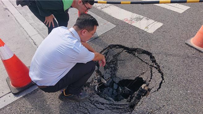 台南市北華街工地東南側出現天坑，建商找混凝土車灌漿，卻屋漏偏逢連夜雨，車輛疑似車身過重，在經過公園南路與長北街時，將路面壓出一個大洞。（程炳璋攝）