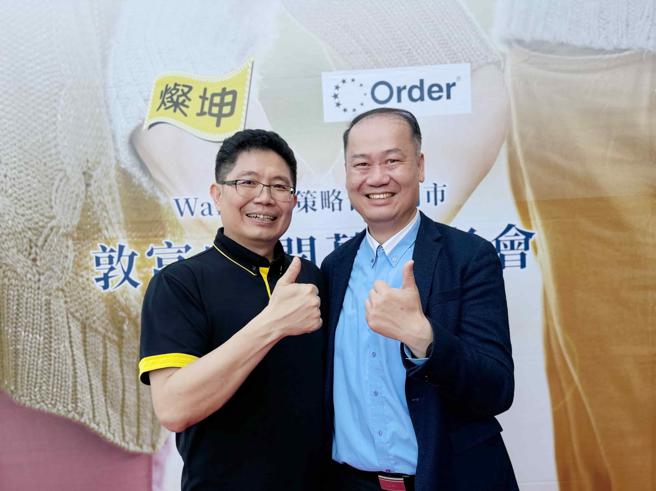 灿坤董事长林技典（左）与欧德家俱总经理陈国甫出席灿坤敦富店开幕，双方透露未来有更深入和多元化的合作。（古明弘摄）