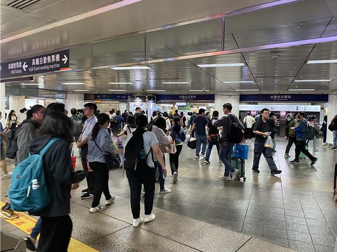 端午连假将至，7日傍晚台北车站涌现搭车人潮。（蔡明亘摄）